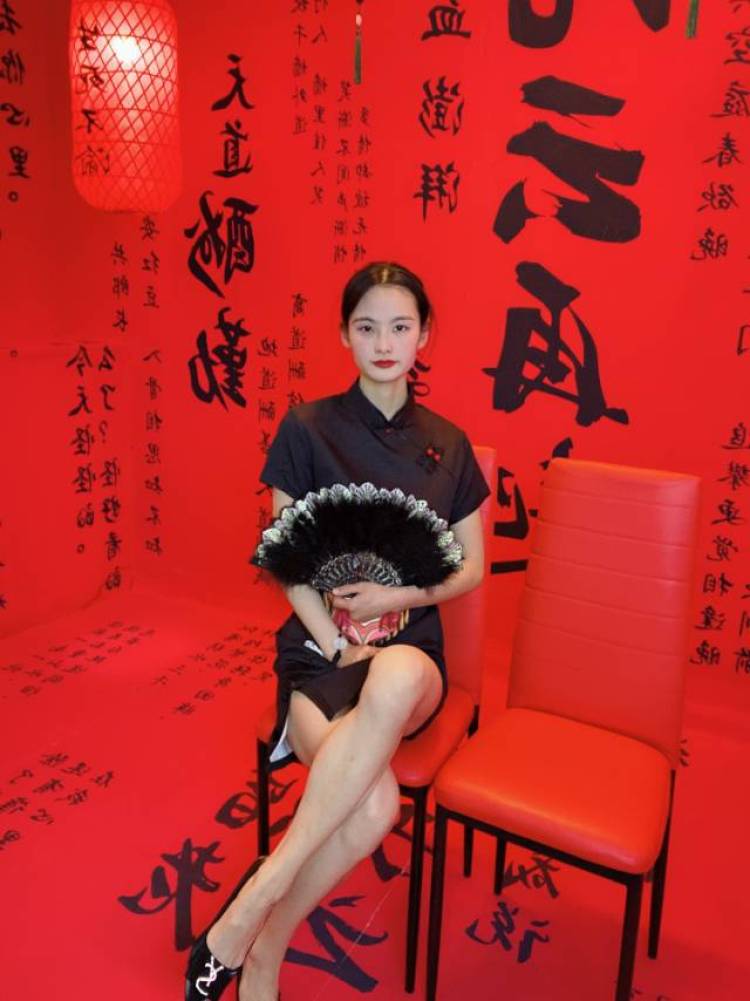 Anna--安徽省·淮南市·寿县-抖音,快手,微博-喜欢拍照,喜欢服装搭配。还想着挣点小钱😁
身高163,体重89
拍摄,p图,视频剪辑,正在学习中……
