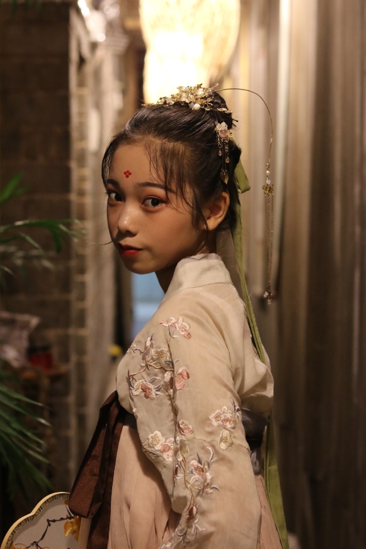 小琪-湖南省·怀化市·新晃侗族自治县-***-学生党,平时喜欢拍照,喜欢种草。可可爱爱,偶尔温柔拽酷,整体甜妹。
