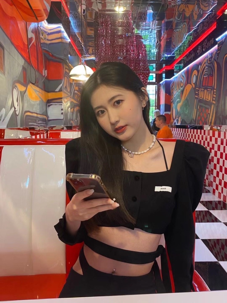 N-广东省·广州市·白云区-抖音:南都希子-可接服装寄拍、美妆、美瞳、摊店等。是个模特 ,喜欢拍照、美妆,费用可协商~