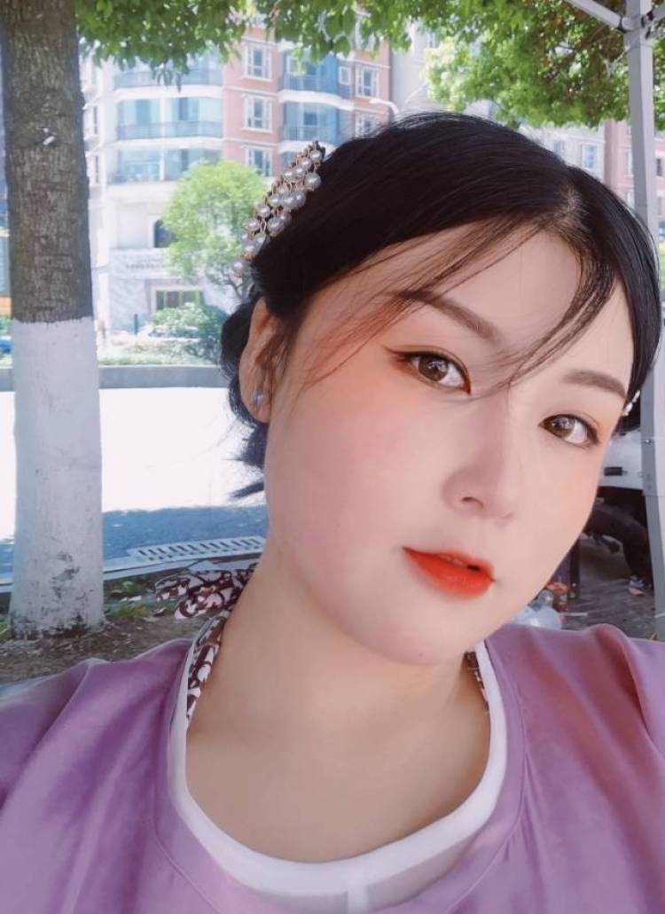 梁某某-贵州省·六盘水市·钟山区--先前有过在线下化妆店当过造型师以及化妆师。自己平时喜欢美妆。各方面能让自己变美的小东西。也有过拍摄和修图的经验和能力,这边可以接受寄拍。图片以及视频都可。身高在165体重微胖122更多偏向于美瞳以及小