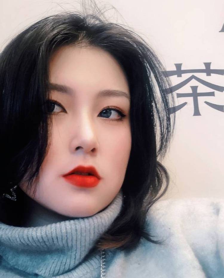 梁某某-贵州省·六盘水市·钟山区--先前有过在线下化妆店当过造型师以及化妆师。自己平时喜欢美妆。各方面能让自己变美的小东西。也有过拍摄和修图的经验和能力,这边可以接受寄拍。图片以及视频都可。身高在165体重微胖122更多偏向于美瞳以及小