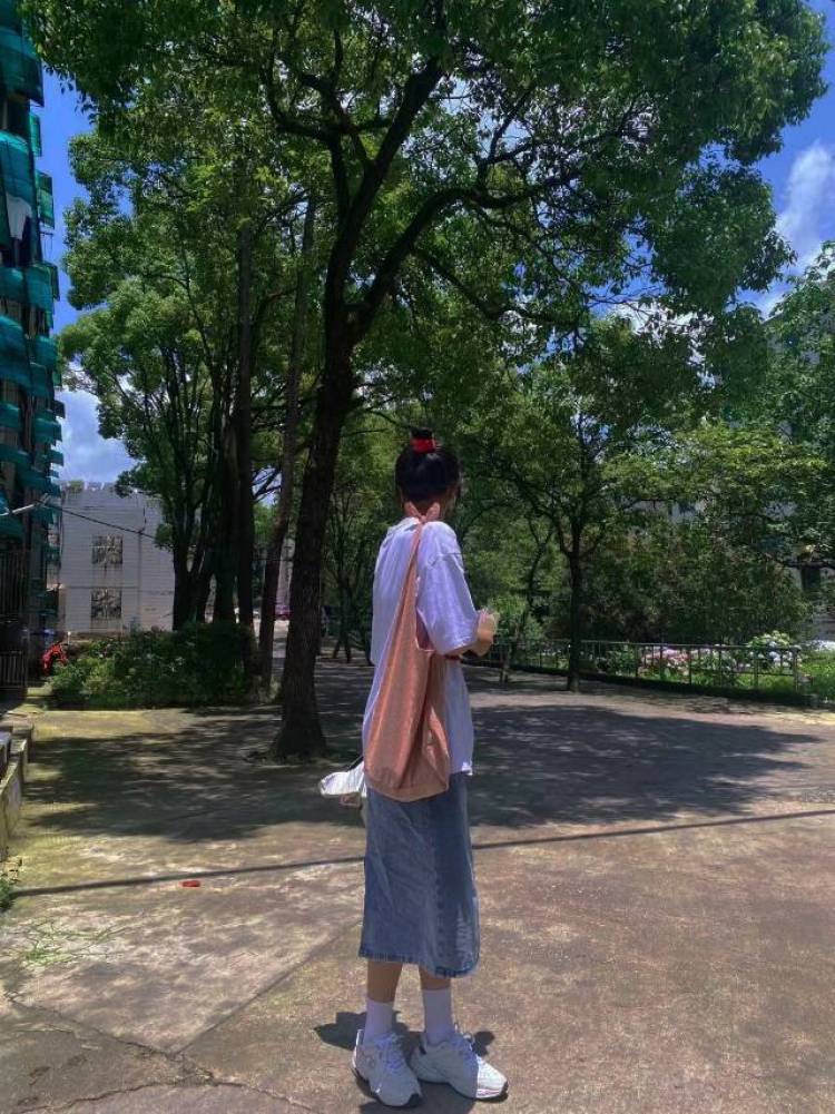 F.-贵州省·贵阳市·南明区-抖音 ***-可接帽子服装耳饰手饰鞋子等寄拍 身高166cm 体重50kg 会p图可精修 照片均是本人 学生一枚 价格低低哦 商家快来找我吧!