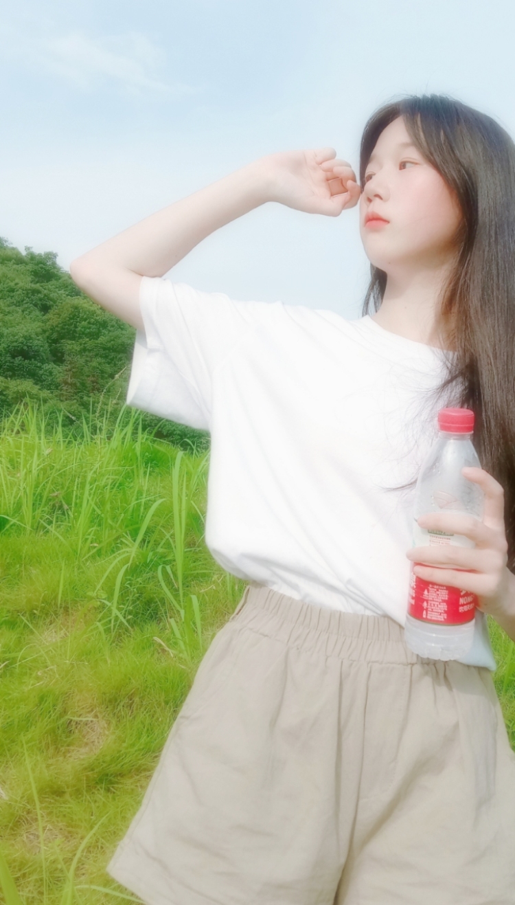 口乞不月半~-湖南省·岳阳市·平江县-***,快手,最右-可接服装,化妆品,生活用品等商品寄拍,会拍照P图,会穿搭空闲时间喜欢尝试各种拍照风格。身高160cm,体重40kg。欢迎商家愉快合作。☺️