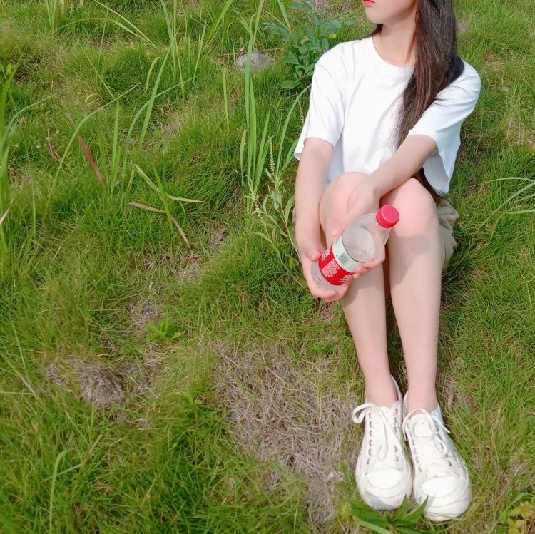 口乞不月半~-湖南省·岳阳市·平江县-***,快手,最右-可接服装,化妆品,生活用品等商品寄拍,会拍照P图,会穿搭空闲时间喜欢尝试各种拍照风格。身高160cm,体重40kg。欢迎商家愉快合作。☺️