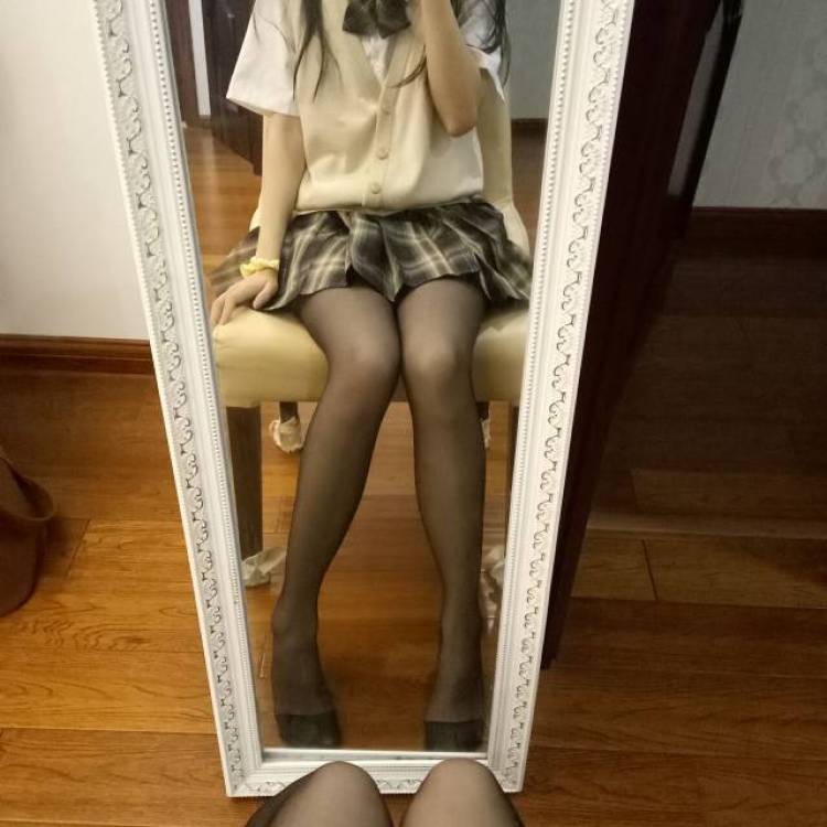 川岛琦-浙江省·温州市·洞头区-***-学生160/41kg，18岁，一般是软妹服jk制服lolita都可，能拍照，因为人比较瘦所以露点的衣服也可以穿，会尽量拍很多然后选比较好的照片发出