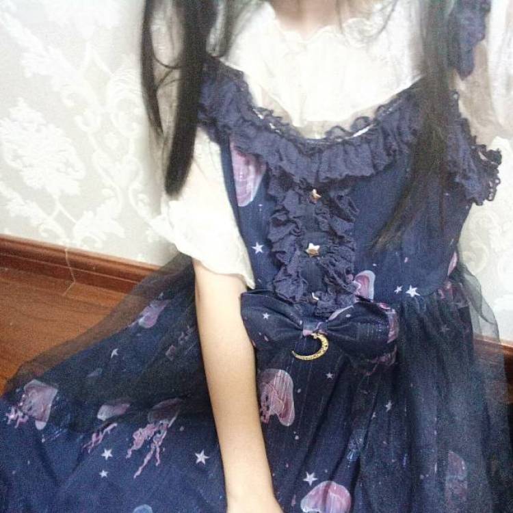 川岛琦-浙江省·温州市·洞头区-***-学生160/41kg，18岁，一般是软妹服jk制服lolita都可，能拍照，因为人比较瘦所以露点的衣服也可以穿，会尽量拍很多然后选比较好的照片发出
