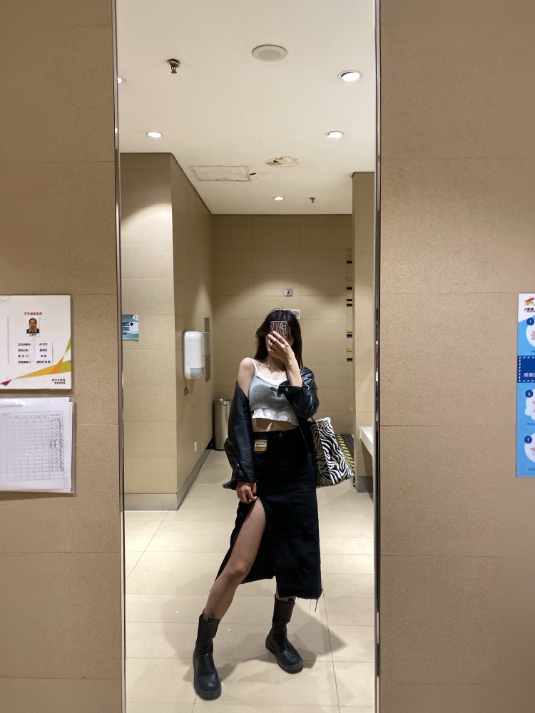 W.🌸-天津市·天津市·宝坻区--大一体育生,168、98,一个努力赚💰的00后,接寄拍,买家秀,开箱测评种草,一直在努力,未来可期!!✌️