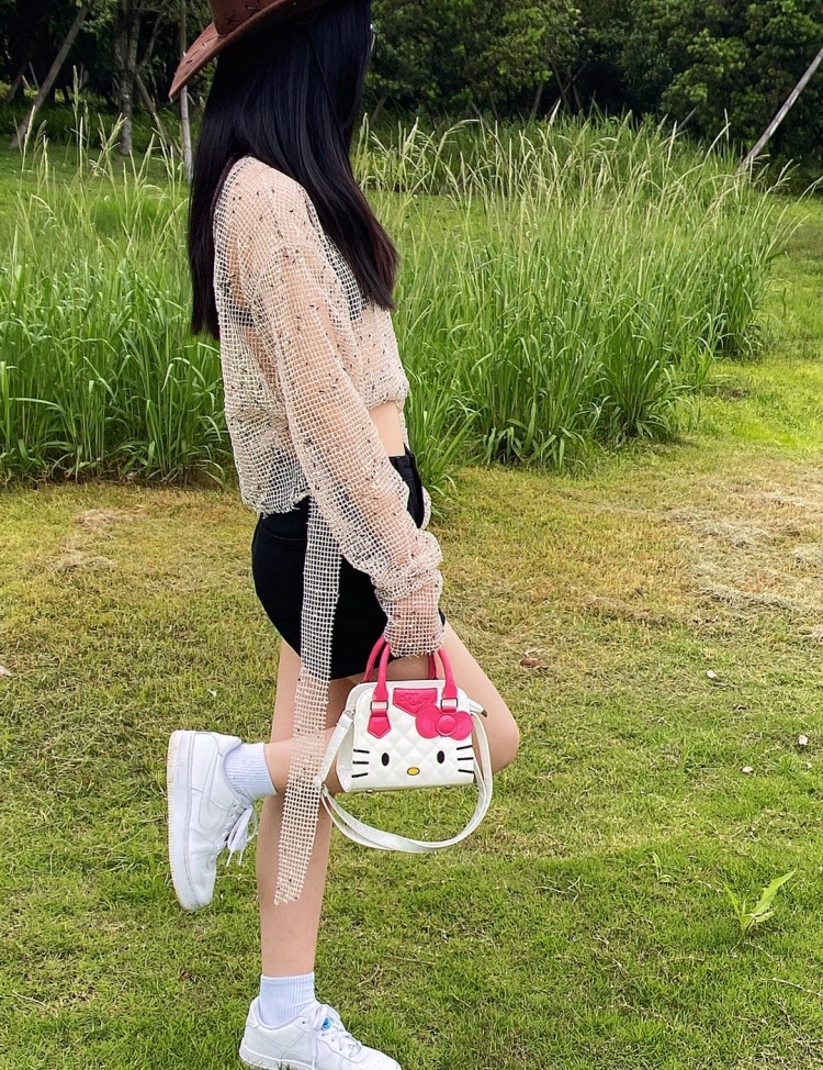 Passerby-浙江省·杭州市·上城区-抖音 ***-165 95 喜欢拍照可接寄拍买家秀擅长衣服的搭配
希望有商家找我