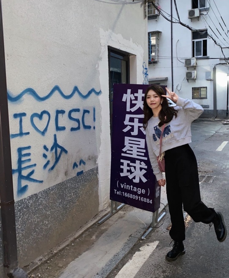 一個懶鬼-浙江省·湖州市·吴兴区-***，微博-24岁，自由职业，160cm，93斤，爱拍照，镜头感强，美图资深p图能手，出图快，认真负责，性格好易沟通～
做过瞳模，婚纱照互免模特，一些送拍单，***笔记过千赞，具备丰富经验
可接买家秀，寄拍，送拍