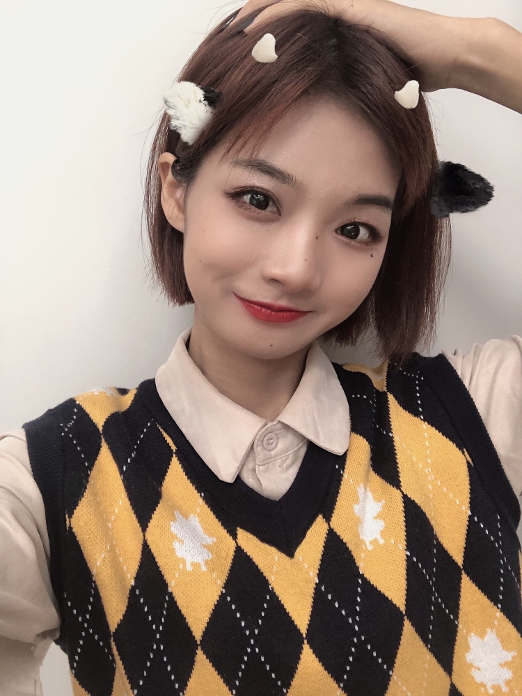 婉尔。-云南省·德宏傣族景颇族自治州·芒市--接单网店模特，寄拍，送拍，文字单都可以。本人平时喜欢买衣服所以女装店铺优先。会拍照会修图风格多变，有意店铺请联系～