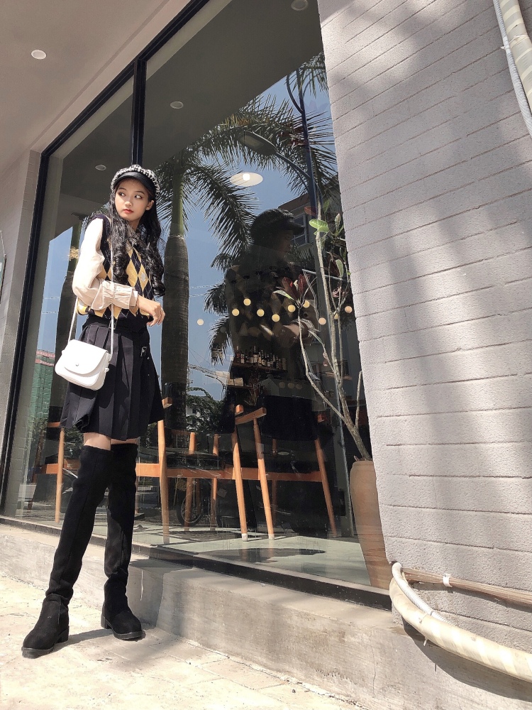 婉尔。-云南省·德宏傣族景颇族自治州·芒市--接单网店模特，寄拍，送拍，文字单都可以。本人平时喜欢买衣服所以女装店铺优先。会拍照会修图风格多变，有意店铺请联系～