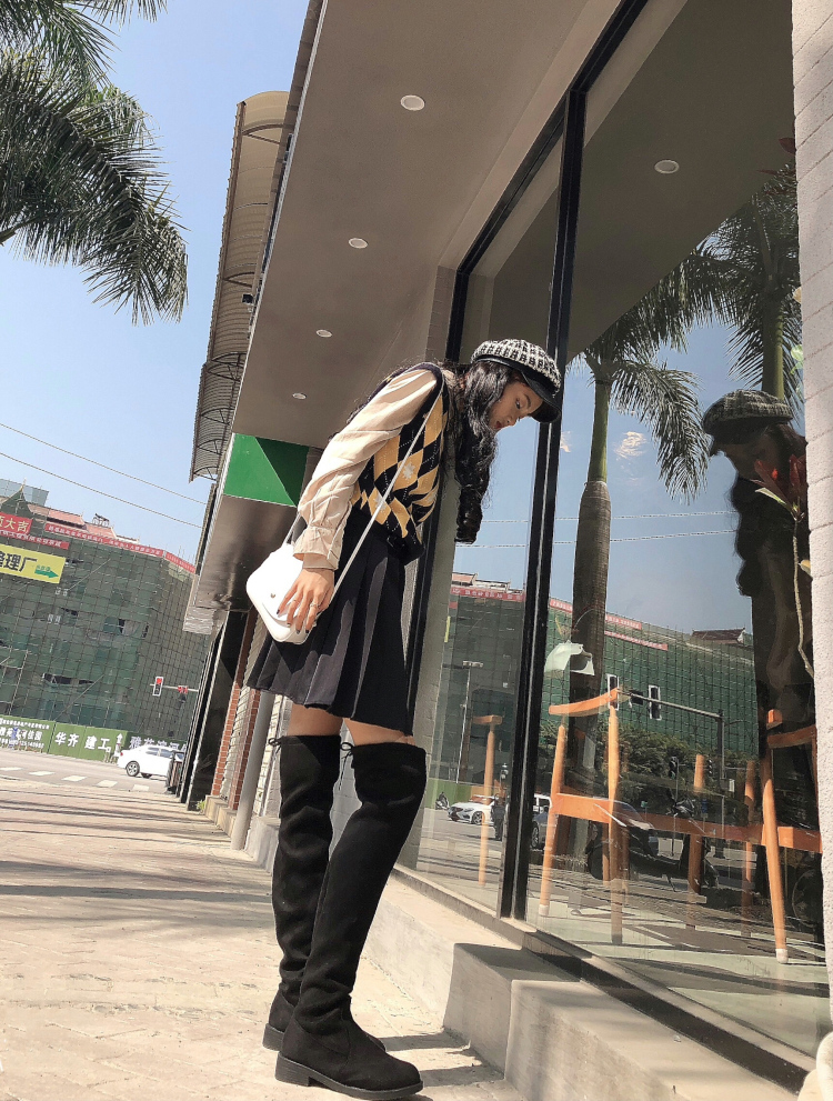 婉尔。-云南省·德宏傣族景颇族自治州·芒市--接单网店模特，寄拍，送拍，文字单都可以。本人平时喜欢买衣服所以女装店铺优先。会拍照会修图风格多变，有意店铺请联系～