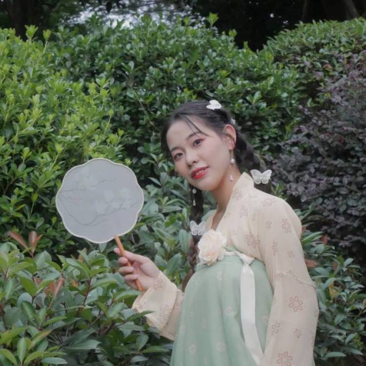 是山南吖-湖北省·武汉市·洪山区-抖音 微博-正在努力成为种草姬!接送拍寄拍。古风现代都可以,服装饰品可OK!