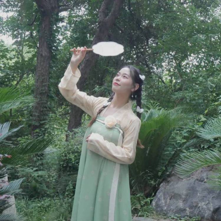 是山南吖-湖北省·武汉市·洪山区-抖音 微博-正在努力成为种草姬!接送拍寄拍。古风现代都可以,服装饰品可OK!