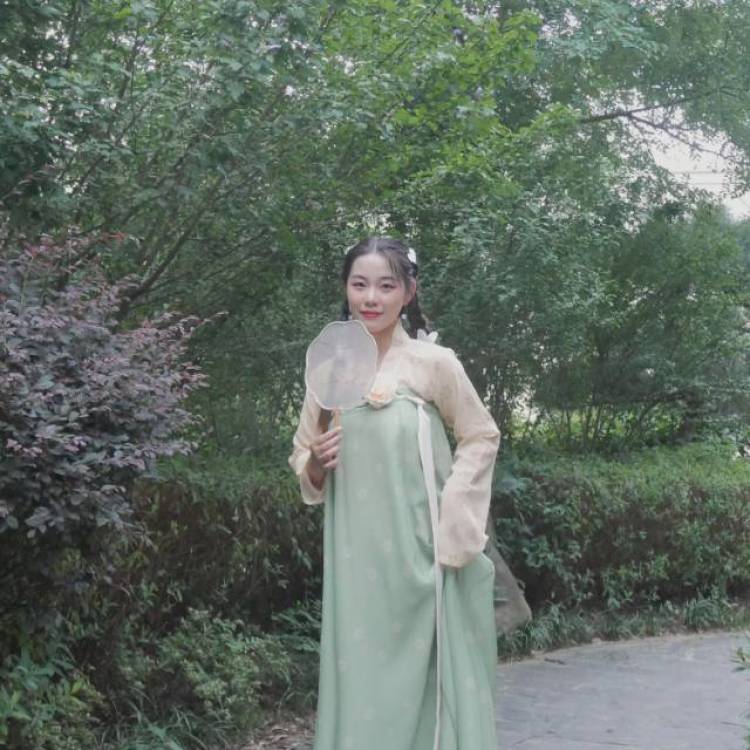 是山南吖-湖北省·武汉市·洪山区-抖音 微博-正在努力成为种草姬!接送拍寄拍。古风现代都可以,服装饰品可OK!