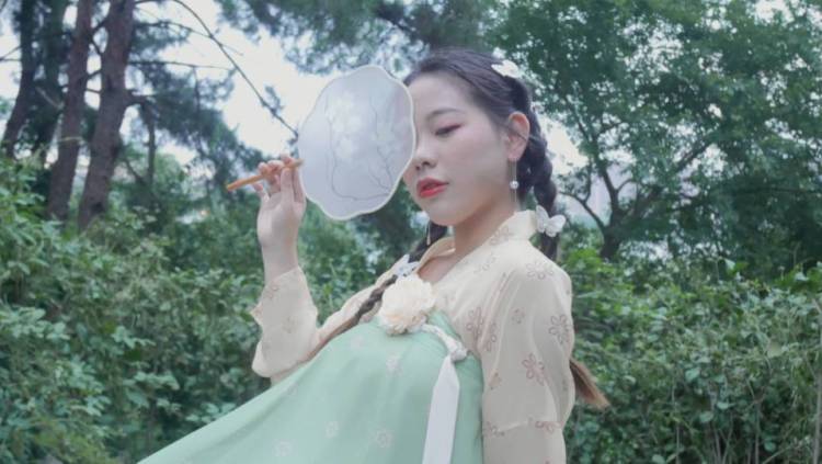是山南吖-湖北省·武汉市·洪山区-抖音 微博-正在努力成为种草姬!接送拍寄拍。古风现代都可以,服装饰品可OK!