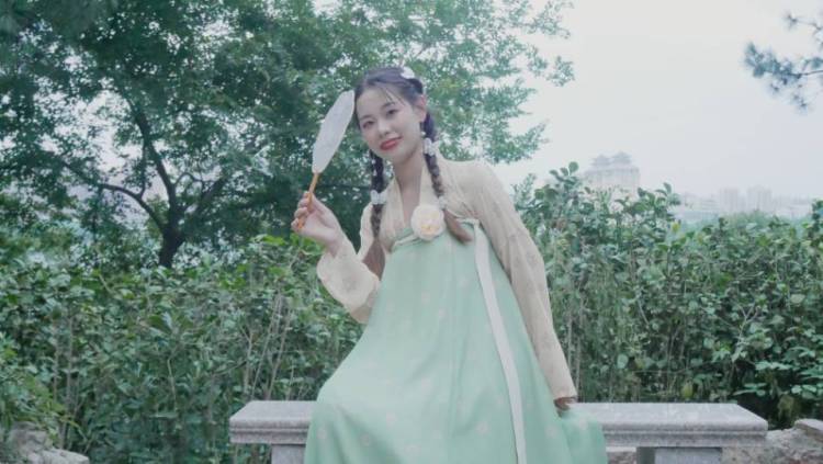 是山南吖-湖北省·武汉市·洪山区-抖音 微博-正在努力成为种草姬!接送拍寄拍。古风现代都可以,服装饰品可OK!