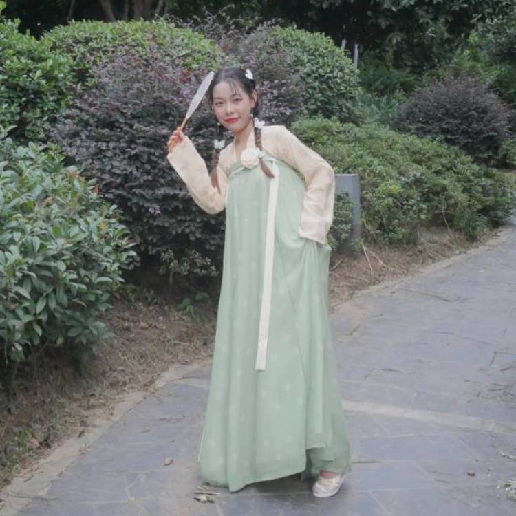 是山南吖-湖北省·武汉市·洪山区-抖音 微博-正在努力成为种草姬!接送拍寄拍。古风现代都可以,服装饰品可OK!
