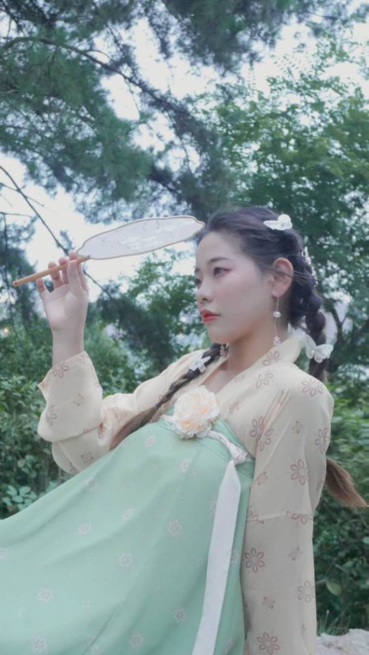 是山南吖-湖北省·武汉市·洪山区-抖音 微博-正在努力成为种草姬!接送拍寄拍。古风现代都可以,服装饰品可OK!