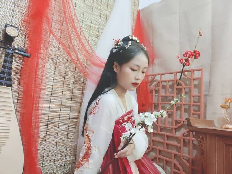 一瓣橙子-湖南省·长沙市·开福区-抖音微博***-想接寄拍，会p图会拍照，本人身高160，体重102，属于微胖一点点。