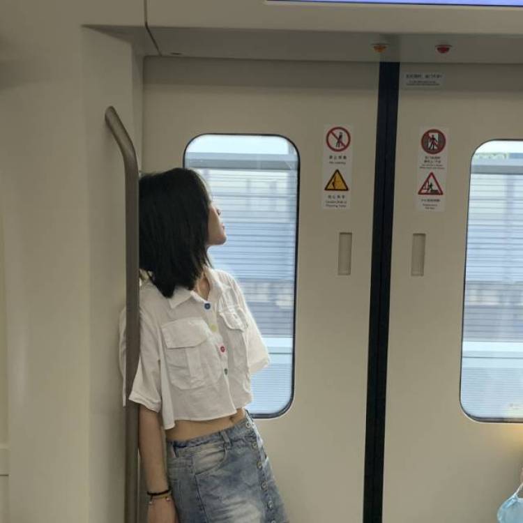 一瓣橙子-湖南省·长沙市·开福区-抖音微博***-想接寄拍，会p图会拍照，本人身高160，体重102，属于微胖一点点。