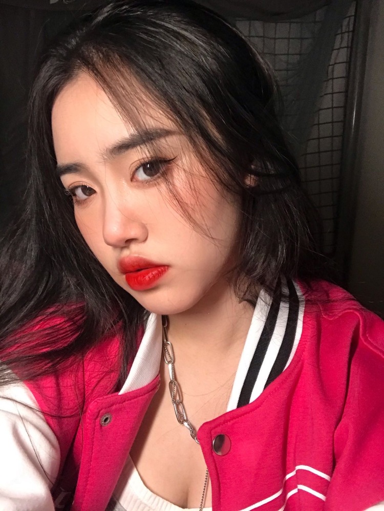 小羊少吃.-浙江省·台州市·仙居县-快手 抖音-接寄拍.是个艺术生🎨适合各种类型也很喜欢拍照,可以让衣服呈现它的美丽最大化 设备都是用相机单反拍的很有质感 有拍照经验 擅长拍照 也会修图 有耐心 风格多变 有适合商家可以联系