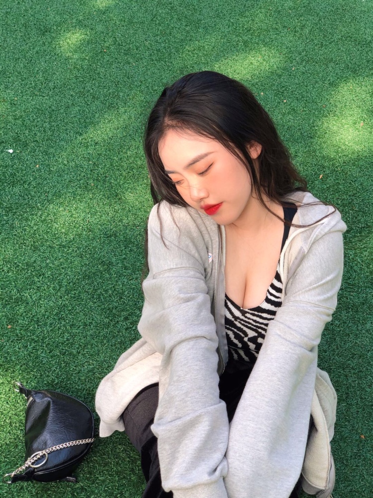 小羊少吃.-浙江省·台州市·仙居县-快手 抖音-接寄拍.是个艺术生🎨适合各种类型也很喜欢拍照,可以让衣服呈现它的美丽最大化 设备都是用相机单反拍的很有质感 有拍照经验 擅长拍照 也会修图 有耐心 风格多变 有适合商家可以联系