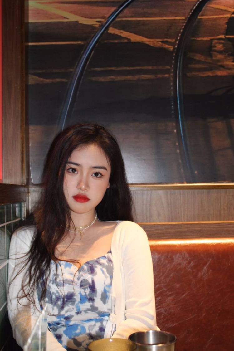 小羊少吃.-浙江省·台州市·仙居县-快手 抖音-接寄拍.是个艺术生🎨适合各种类型也很喜欢拍照,可以让衣服呈现它的美丽最大化 设备都是用相机单反拍的很有质感 有拍照经验 擅长拍照 也会修图 有耐心 风格多变 有适合商家可以联系
