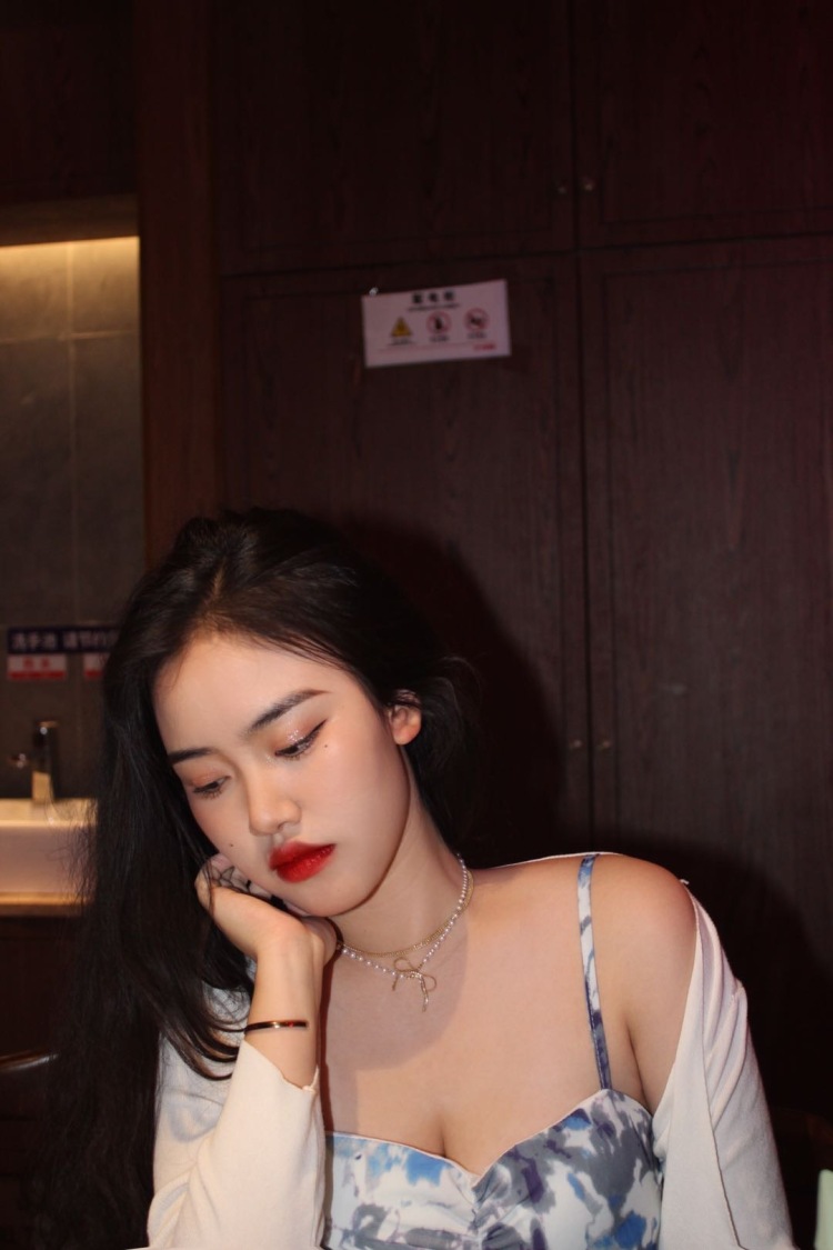 小羊少吃.-浙江省·台州市·仙居县-快手 抖音-接寄拍.是个艺术生🎨适合各种类型也很喜欢拍照,可以让衣服呈现它的美丽最大化 设备都是用相机单反拍的很有质感 有拍照经验 擅长拍照 也会修图 有耐心 风格多变 有适合商家可以联系
