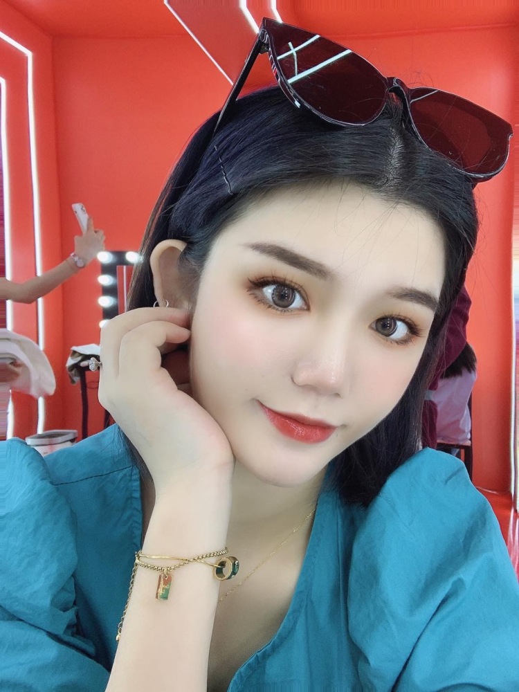 A小莫🎀-广东省·广州市·越秀区-抖音/***-喜欢拍照,喜欢旅游,平时都会去网红点打卡拍照,出去旅游也会拍很多照片记录,寄拍,探店都🉑️联系我