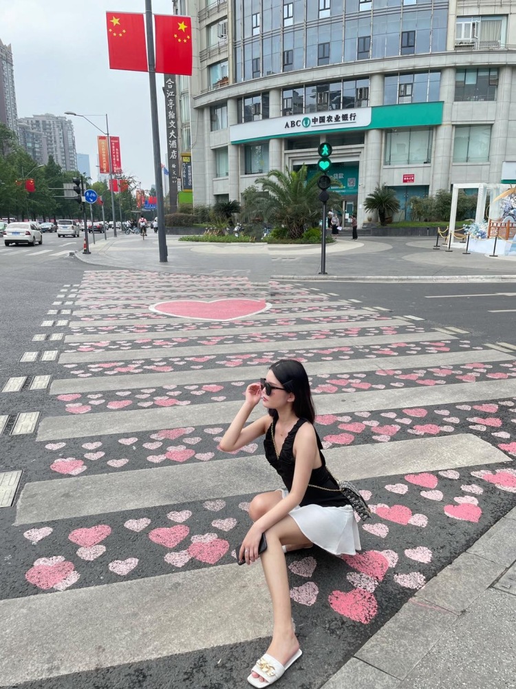 A小莫🎀-广东省·广州市·越秀区-抖音/***-喜欢拍照,喜欢旅游,平时都会去网红点打卡拍照,出去旅游也会拍很多照片记录,寄拍,探店都🉑️联系我
