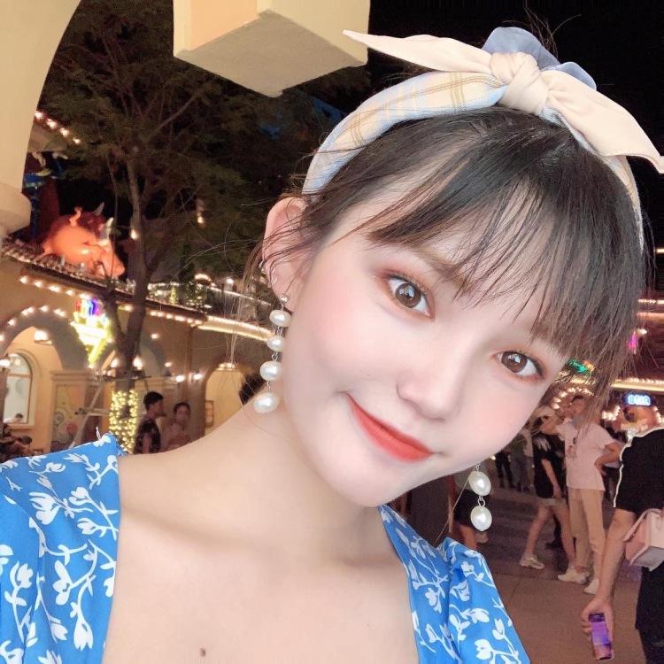 A小莫🎀-广东省·广州市·越秀区-抖音/***-喜欢网红探店,旅游,摄影,有需要寄拍或网红探店🉑️联系,饰品,彩妆,服装都🉑️,本人身高161体重96