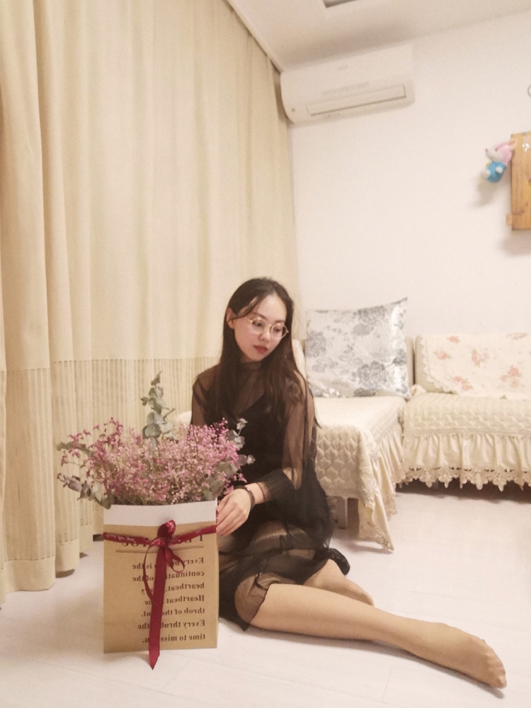 狐小仙``~~-辽宁省·沈阳市·和平区--送拍的买家秀,丝袜单子~出图~
ps:手机前置还是不行,我得学习用单反啦~