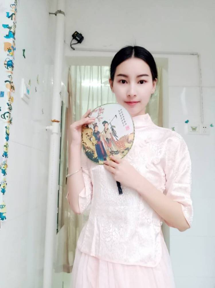 *雅轩*-江西省·南昌市·新建区--刚刚进入平台，做礼仪模特有两年了，现在是大学生一枚，平时有空接接活动做礼模，兼职做网拍，可以做买家秀，试用，主页视频等等，比较适合小清新，优雅风和古风，希望商家能多多和我接触一下   PS:170CM，48kg，鞋码37  三围85  60  87
