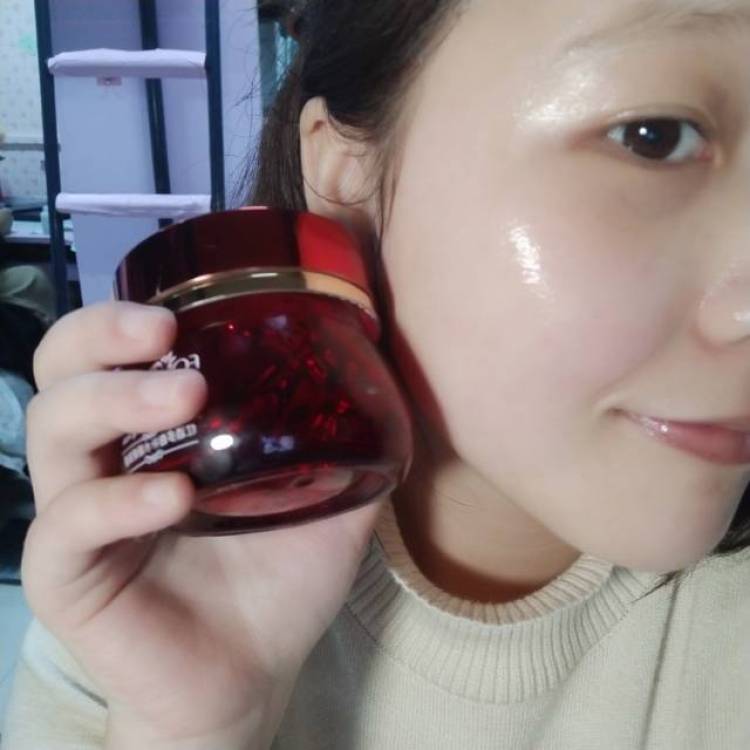 温温-浙江省·杭州市·余杭区--周末睡懒觉的我睁开眼睛了
论当代大学生的我的懒惰程度-----化了妆懒得敷面膜，都是睡眠面膜敷好就睡觉了。
感觉这款挺不错，没收广告费哦哈哈哈自己用了好久了