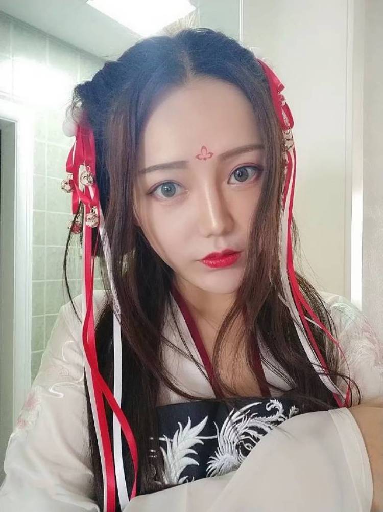 辣妹子✨-新疆维吾尔自治区·昌吉回族自治州·昌吉市--嘻嘻接寄拍，没什么特长，就是喜欢拍照