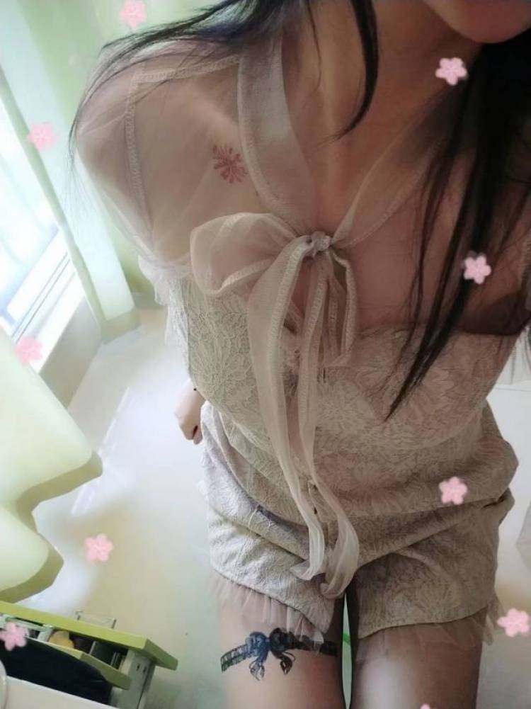 辣妹子✨-新疆维吾尔自治区·昌吉回族自治州·昌吉市--嘻嘻接寄拍，没什么特长，就是喜欢拍照