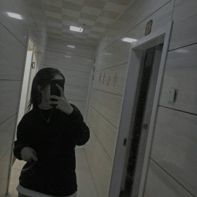 A二十八减四-黑龙江省·哈尔滨市·呼兰区--接寄拍  买家秀  鞋子，服装，包包 擅长搭配 身高165  110斤