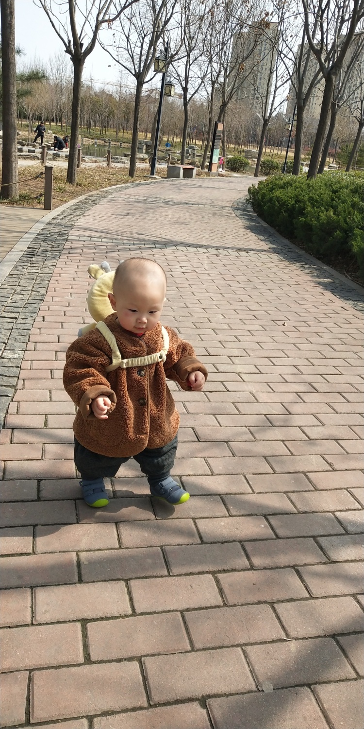 尹小伊-河南省·郑州市·二七区--爱好拍照，自己做化妆品生意有客户群，可接卖家秀买家秀试用单，有男宝一岁两个月，童装童鞋玩具可接。