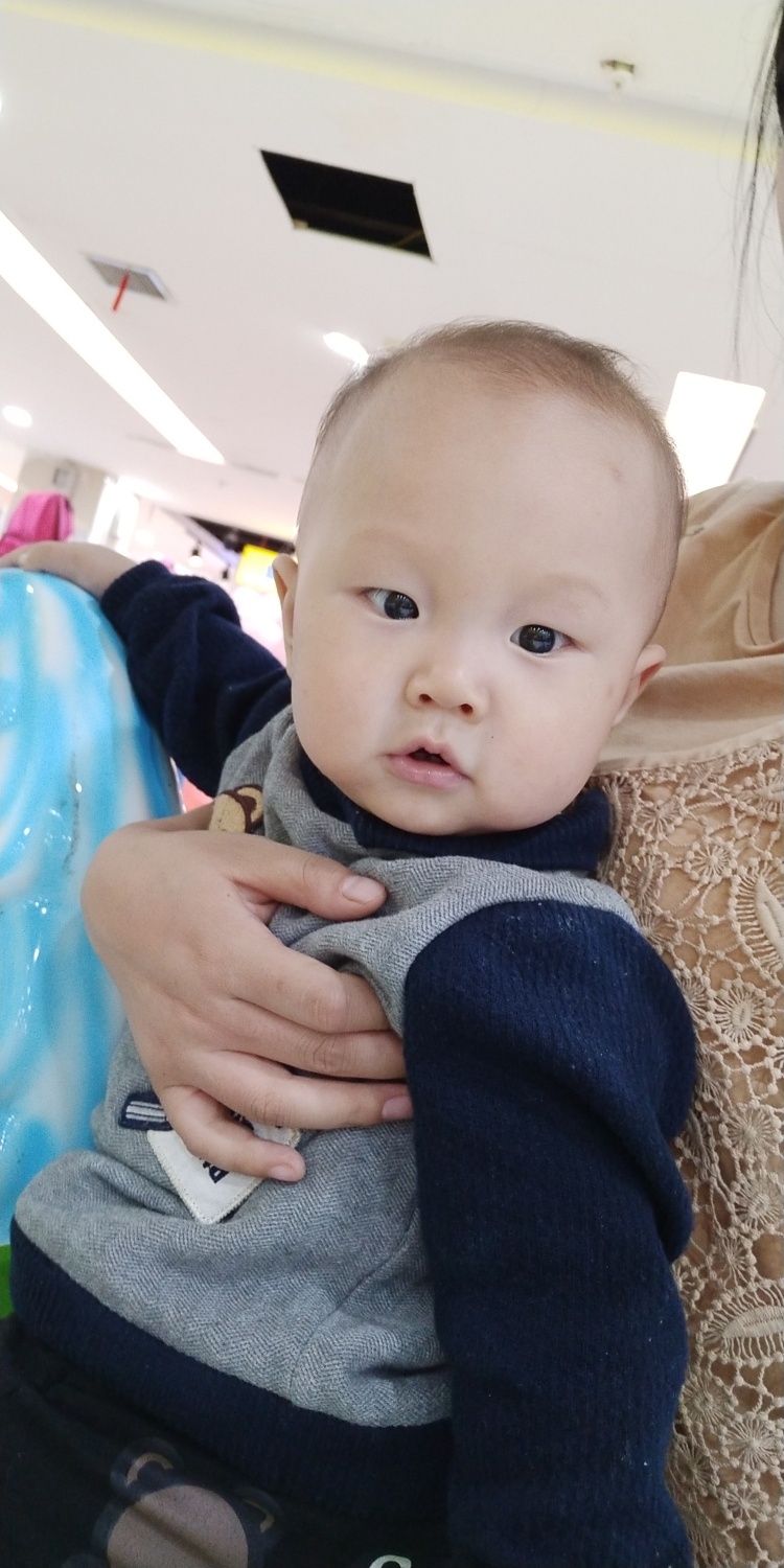 尹小伊-河南省·郑州市·二七区--爱好拍照,自己做化妆品生意有客户群,可接卖家秀买家秀试用单,有男宝一岁两个月,童装童鞋玩具可接。