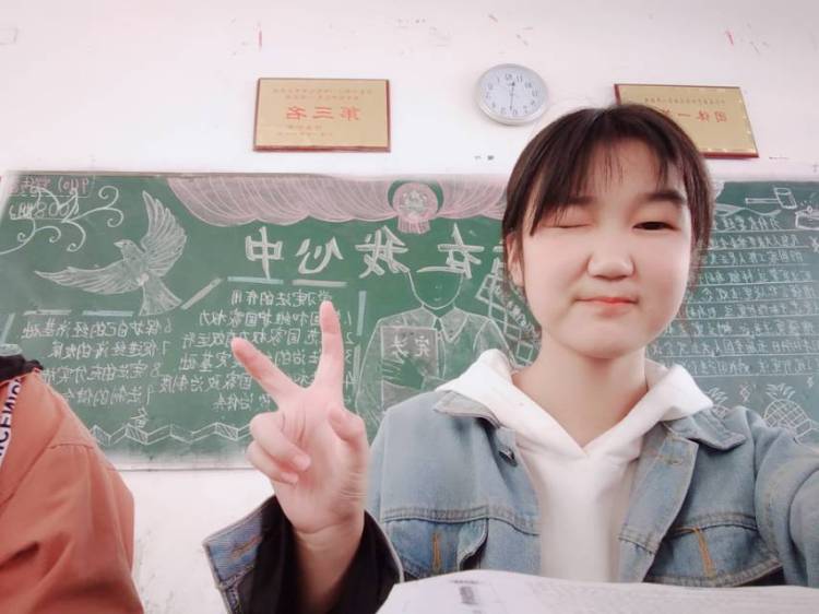 小猪佩奇-安徽省·阜阳市·临泉县--九年级学生,可以帮拍衣服模特,也可以拍些装饰品,会修图,谢谢?