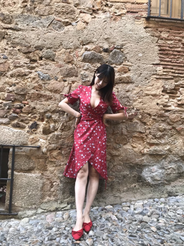Emilyy-广东省·广州市·越秀区--160
95斤
可接各类生活用品，服装，饰品类等
本身也有帮工作室拍成片