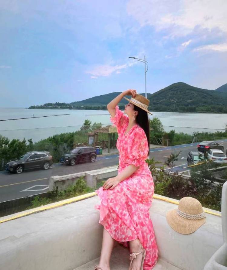 Sunshine💕-江苏省·苏州市·吴中区--老板们好,我是素人90后宝妈👩 育有一儿,身高170 体重120。我是爱时尚爱美的辣妈,同时爱好拍照下午茶打卡。
主接各类风格服装或者亲子服装寄拍、母婴产品或亲子吃喝玩乐的各类测评、买家秀等约单。
本