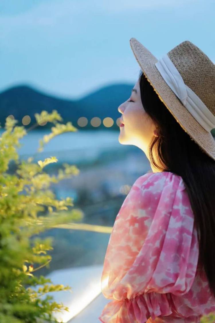 Sunshine💕-江苏省·苏州市·吴中区--老板们好,我是素人90后宝妈👩 育有一儿,身高170 体重120。我是爱时尚爱美的辣妈,同时爱好拍照下午茶打卡。
主接各类风格服装或者亲子服装寄拍、母婴产品或亲子吃喝玩乐的各类测评、买家秀等约单。
本