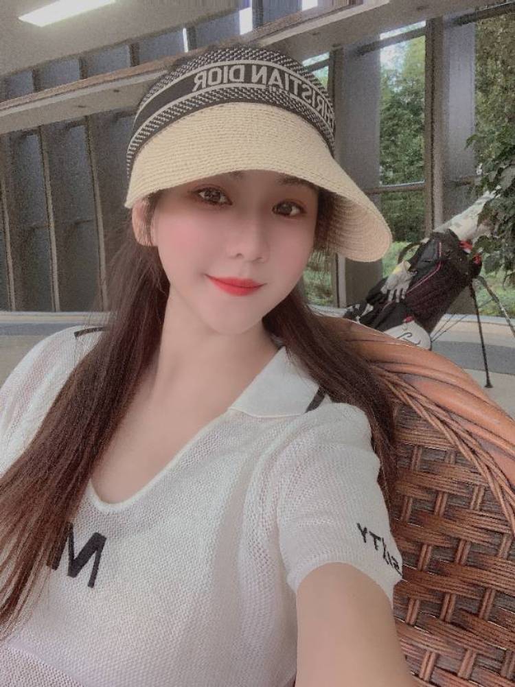 Sunshine💕-江苏省·苏州市·吴中区--老板们好,我是素人90后宝妈👩 育有一儿,身高170 体重120。我是爱时尚爱美的辣妈,同时爱好拍照下午茶打卡。
主接各类风格服装或者亲子服装寄拍、母婴产品或亲子吃喝玩乐的各类测评、买家秀等约单。
本