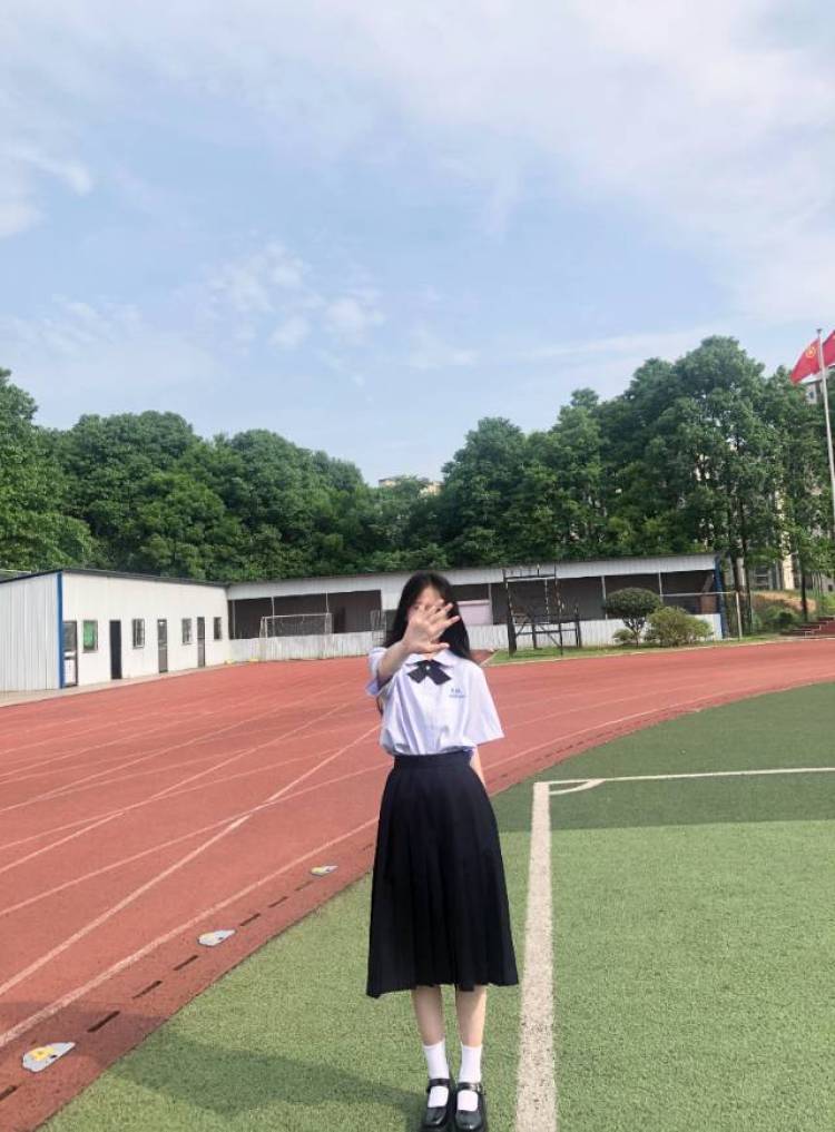 十五扎扎-湖南省·长沙市·岳麓区-最右，***，快手-我喜欢拍照，喜欢修图，我是一名学生，专业是电商美工，有好的修图技术，可以接服装和饰品各类商品的单子，承接买家秀，模特，美工等。希望以自我价值实现商家效益，期待与你的合作。