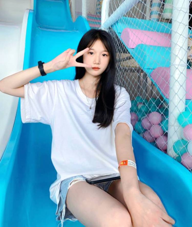 十五扎扎-湖南省·长沙市·岳麓区-最右，***，快手-我喜欢拍照，喜欢修图，我是一名学生，专业是电商美工，有好的修图技术，可以接服装和饰品各类商品的单子，承接买家秀，模特，美工等。希望以自我价值实现商家效益，期待与你的合作。
