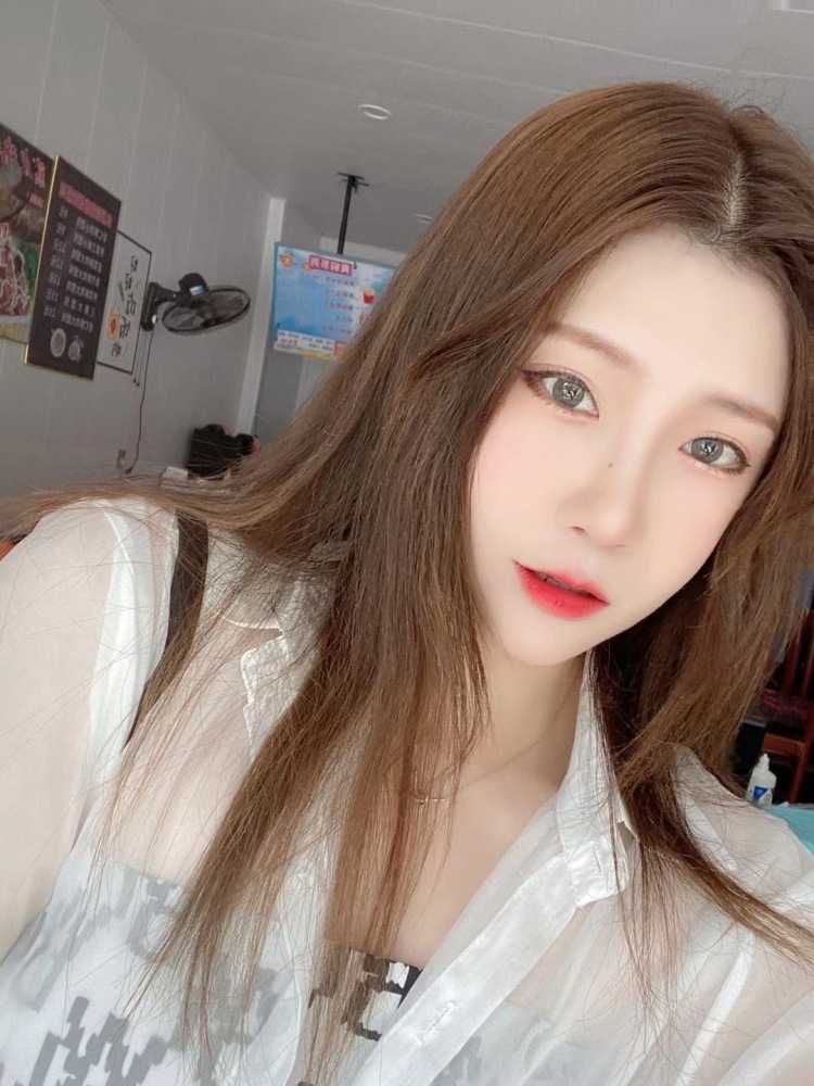 初禾-江苏省·无锡市·锡山区-抖音-甜美、纯欲、中性风服装。饰品 戒指、手镯、项链 美瞳妆效 美甲 买家秀