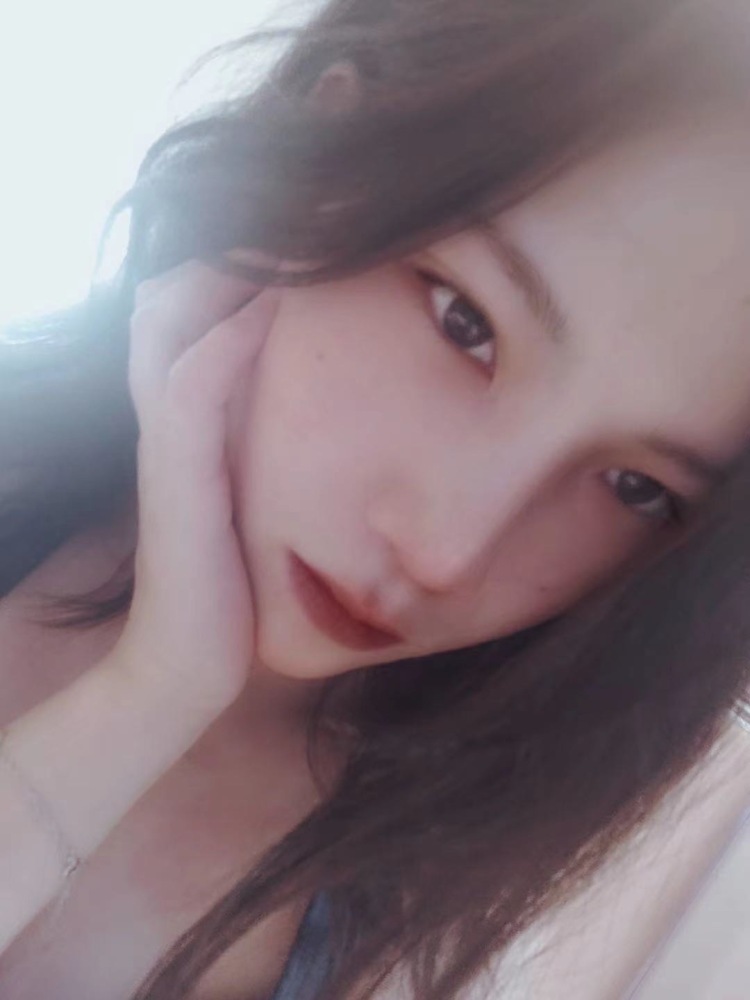 初禾-江苏省·无锡市·锡山区-抖音-接寄拍 甜美纯欲中性风格类服装 口红试色美瞳妆效  买家秀 身高160体重96