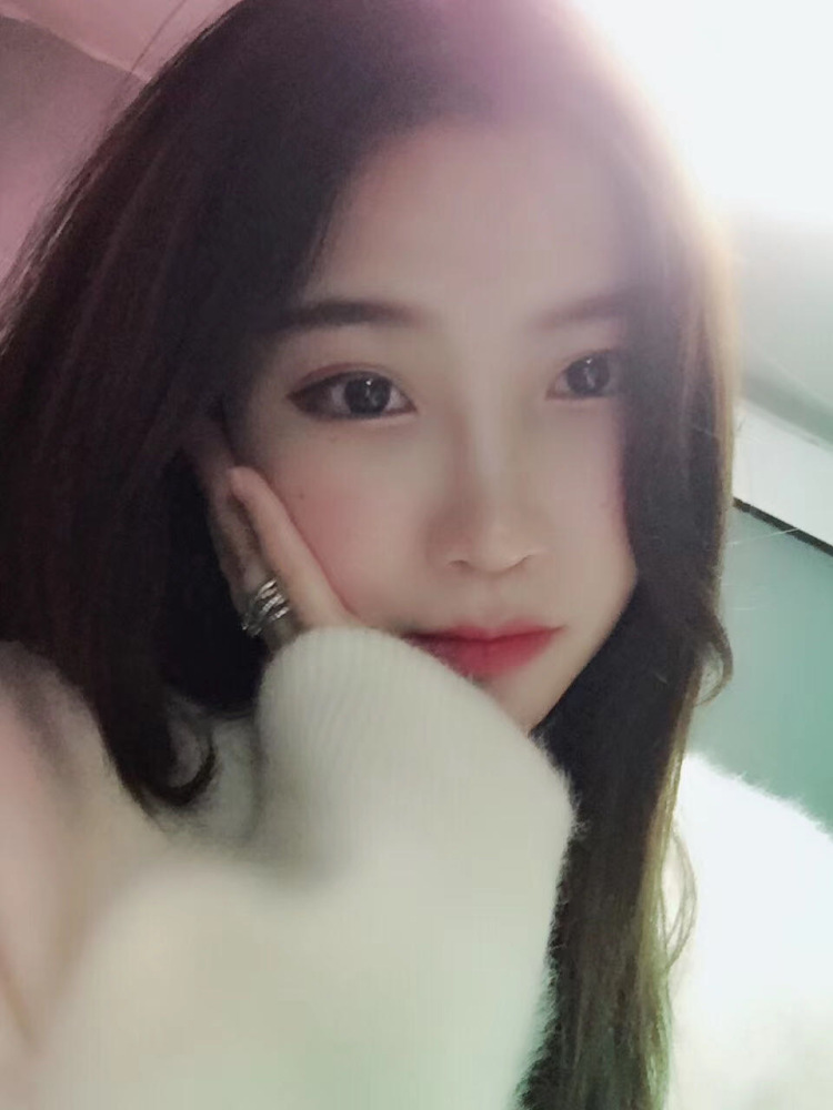 初禾-江苏省·无锡市·锡山区-抖音-接寄拍 甜美纯欲中性风格类服装 口红试色美瞳妆效  买家秀 身高160体重96